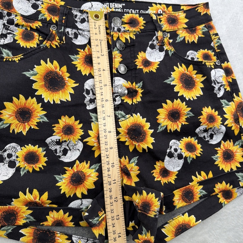HT Hot Topic Denim 9 Ultra Hi-Rise Button-Front Shorts Sun Flowers Skull Print - Picture 4 of 7